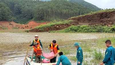 Miliția comunei Ka Do ajută oamenii să recolteze și să transporte culturile blocate în zonele inundate.