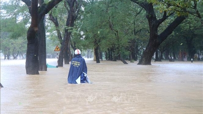 ہیو سیلاب اور طوفان کلمیگی کا جواب دینے کے لیے فوری ترسیل جاری کرتا ہے۔