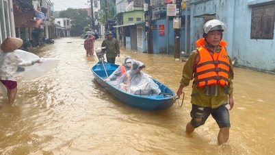 A polícia presta apoio a muitas mulheres grávidas em trabalho de parto, encaminhando-as para centros médicos em meio às inundações.