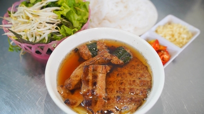 Khách Trung ăn bún chả ở 5 quán Michelin khen ngợi, mê nhất suất chỉ 40.000 đồng