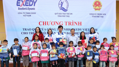 Memberi hadiah kepada pelajar di Trung Son komune dengan keadaan yang sukar