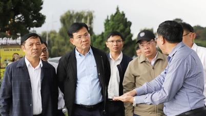 ທ່ານ​ປະທານ​ຄະນະ​ກຳມະການ​ປະຊາຊົນ​ແຂວງ Lam Dong ທ່ານ Ho Van Muoi ​ໄດ້​ລົງ​ກວດກາ​ການ​ປ້ອງ​ກັນ ​ແລະ ຄວບ​ຄຸມ​ໄພ​ນ້ຳ​ຖ້ວມ​ຢູ່​ນະຄອນ ດ່າ​ລາດ.