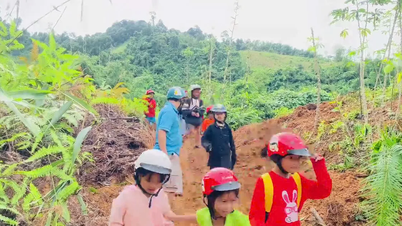 Lärare i det bergiga området Da Nang övervann jordskred för att välkomna eleverna tillbaka till lektionerna.