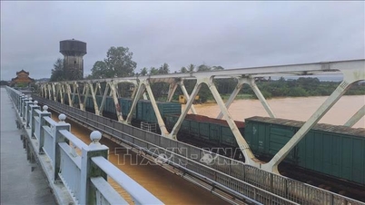 Η σιδηροδρομική βιομηχανία απέστειλε τρένα για τη συντήρηση της γέφυρας πάνω από τον ποταμό Χουόνγκ για τρίτη φορά.