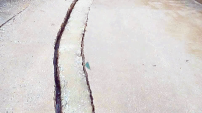 Retakan panjang muncul di cabang barat jalan Ho Chi Minh melalui komune Truong Son.