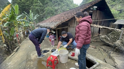 Prowincjonalne Centrum Kontroli Chorób monitoruje i wspiera oczyszczanie źródeł wody po powodzi w wiosce Lang Ly, w gminie Tong Cot.