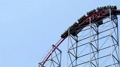 Par riskerade sina liv för att hålla fast vid flicka som var på väg att falla från 60 meter hög berg-och-dalbana