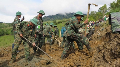 Soldados abrem estradas e quebram o isolamento de 5 aldeias em Quang Ngai.