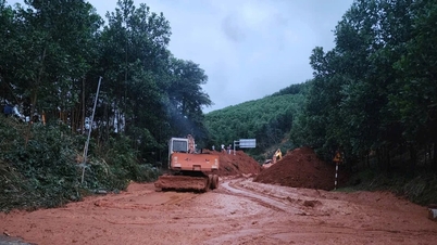 Många riksvägar var djupt översvämmade och drabbades av jordskred på grund av kraftiga regn och översvämningar i den centrala regionen.