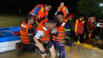 Куанг Трі зосереджується на реагуванні на зсуви та повені в багатьох населених пунктах.