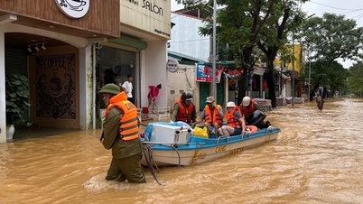 La policía de Hue prestó apoyo de inmediato a muchas mujeres embarazadas, garantizando su seguridad en las zonas inundadas.