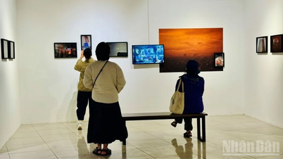 Exposição fotográfica "Tempo e Cidades" do artista vietnamita-suíço