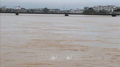 Hué: Mer än 54 600 hus översvämmade, dussintals jordskred på grund av kraftiga regn och översvämningar