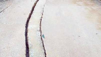 Egy 40 méter hosszú repedés jelent meg a Ho Si Minh-út nyugati ágán, Quang Trin át.