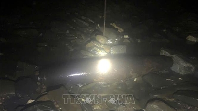 En nästan 1,4 meter lång bomb upptäcktes under floden Nam Mo i Nghe An.