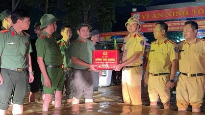 Kementerian Keselamatan Awam melawat dan memberi hadiah kepada mangsa banjir di Da Nang
