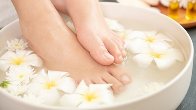 Legen viser hvordan man kan bløtlegge urter for å behandle leddsmerter og søvnforstyrrelser