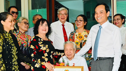 Le secrétaire du comité du Parti de Hô Chi Minh-Ville, Tran Luu Quang, a remis l'insigne de membre du Parti pour 80 ans à M. Ta Dang Sieu.