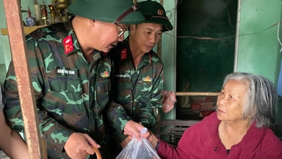 क्यू फुओक, दा नांग के बाढ़ग्रस्त क्षेत्र में गर्मजोशी भरे सैन्य-नागरिक संबंध