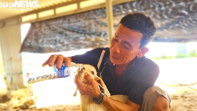 Oamenii din tribul Lam Dong își reconstruiesc acoperișurile după ce a explodat rezervorul.