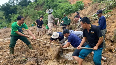 Quang Ngai: Dak Doa köyüne su yoluyla yardım malzemesi ulaştırılıyor