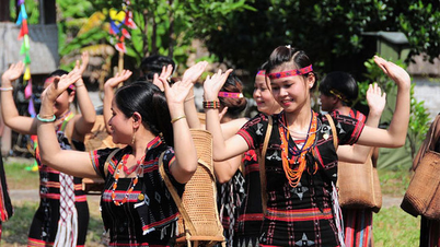 Die traditionelle Kultur und den Geist der nationalen Solidarität ehren.
