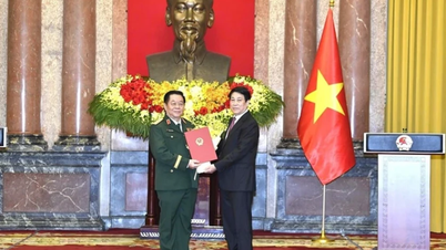 Herr Nguyen Trong Nghia befordrades till generals grad och innehade befattningen som chef för den allmänna politiska avdelningen.