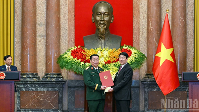 [Фото] Президент Луонг Куонг представляє рішення про призначення директора Департаменту загальної політики та підвищення в званнях генерала та старшого генерал-лейтенанта.