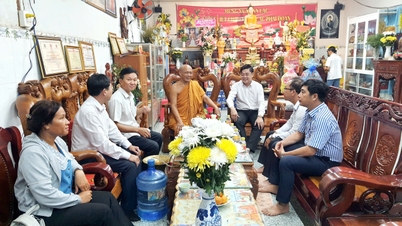 מנהיגי מחלקת התעמולה והגיוס ההמוני של ועדת המפלגה המחוזית ביקרו בפגודות חמר תרוואדה במחוז.