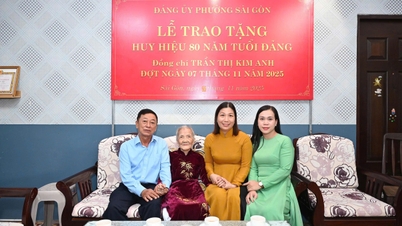 CIK TRAN THI KIM ANH - BEKAS TIMBALAN PENGARAH MUZIUM WANITA SELATAN MENERIMA LENCANA UMUR PESTA 80 TAHUN