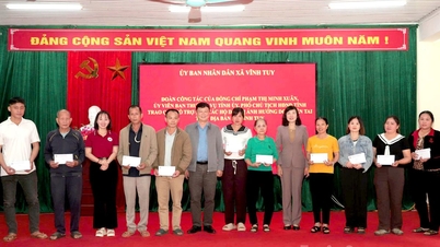 Naib Pengerusi Majlis Rakyat Wilayah Pham Thi Minh Xuan menyampaikan sokongan kepada 50 isi rumah yang terjejas akibat ribut No. 10 di komune Vinh Tuy.