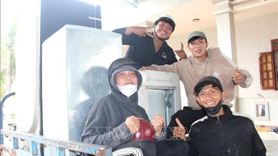 Lam Dong: Bezpłatne naprawy urządzeń elektrycznych i chłodniczych dla mieszkańców terenów dotkniętych powodzią