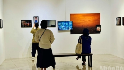 ការតាំងពិព័រណ៍ 'ពេលវេលា និងទីក្រុង' - ការសញ្ជឹងគិតអំពីចង្វាក់នៃជីវិតទីក្រុង