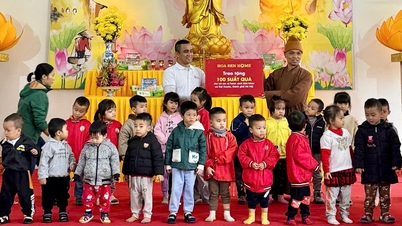 קבוצת הואה סן חולקת אהבה ומעניקה 100 מתנות לעידוד למידה בפגודת ראנג (פגודת ויין מין), קהילת דאי שוין, העיר האנוי