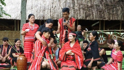 Unieke traditionele kostuums van de etnische groep Gie Trieng