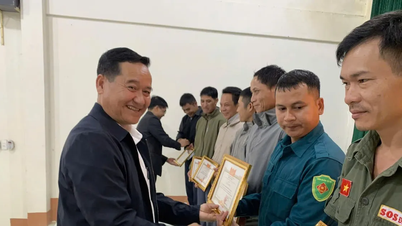 Quang Ngai: Lo Xo Geçidi'nde mahsur kalan sürücüler için kurtarma ekiplerine ödül verildi