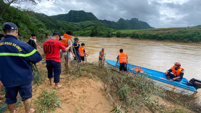 Continued successful rescue of 3 cases trapped by flood water in Hieu Giang commune