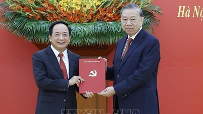 دبیرکل، تو لام، احکام انتصاب رئیس کمیسیون مرکزی تبلیغات و بسیج عمومی و معاون دائمی رئیس کمیسیون مرکزی امور داخلی را ارائه کرد.