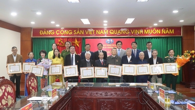 Phường Yên Sở: Trao Huy hiệu Đảng tặng 13 đảng viên lão thành