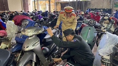 ប៉ូលិស​ចរាចរណ៍​បាន​ចុះ​ត្រួតពិនិត្យ​សិស្ស​និស្សិត​ពី​បទ​ល្មើស​សុវត្ថិភាព​ចរាចរណ៍។