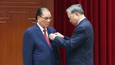 Udělení Zlatého hvězdného řádu bývalému generálnímu tajemníkovi Nong Duc Manhovi a bývalému premiérovi Nguyen Tan Dungovi