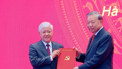 [Βίντεο] Επιβίβαση της απόφασης στον Μόνιμο Αναπληρωτή Γραμματέα της Επιτροπής του Κόμματος της Εθνοσυνέλευσης