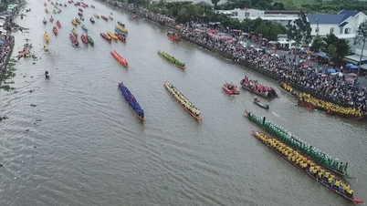 पश्चिम में एनजीओ बोट रेसिंग टूर्नामेंट में उत्साह बढ़ाने के लिए धूप में खड़े होकर, पेड़ों पर चढ़कर, पानी में चलकर