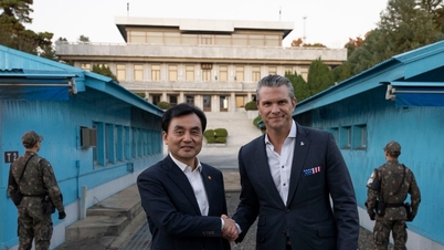 Észak-Korea gyakorlatot tart, miközben az amerikai hadügyminiszter a demilitarizált övezetbe látogat.