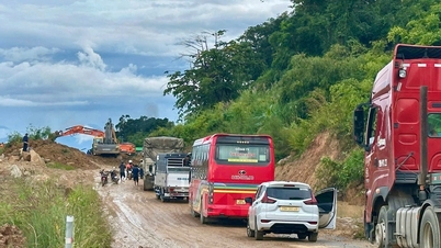फान सोन से होकर गुजरने वाले दाई निन्ह दर्रे पर भूस्खलन जारी है।