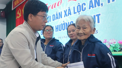 SGGP-tidningen ger värme till människorna i det översvämmade området Loc An