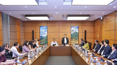 Menunjukkan batasan, perwakilan Perhimpunan Kebangsaan secara terus terang mengulas mengenai draf dokumen Kongres Parti.