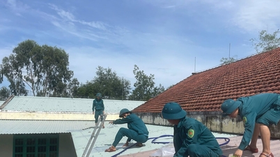 Milisen i Thang An-kommunen stöder stärkandet av hus och skolor för att hantera storm nr 13.