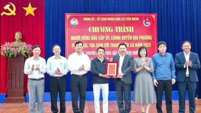 De Tien Minh Commune veilde souvenirs van het City Patriotic Emulation Congress om geld in te zamelen voor onderwijsbevordering.