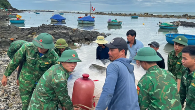 De grenswacht van Quang Ngai ondersteunt vissers bij het proactief reageren op storm Kalmaegi